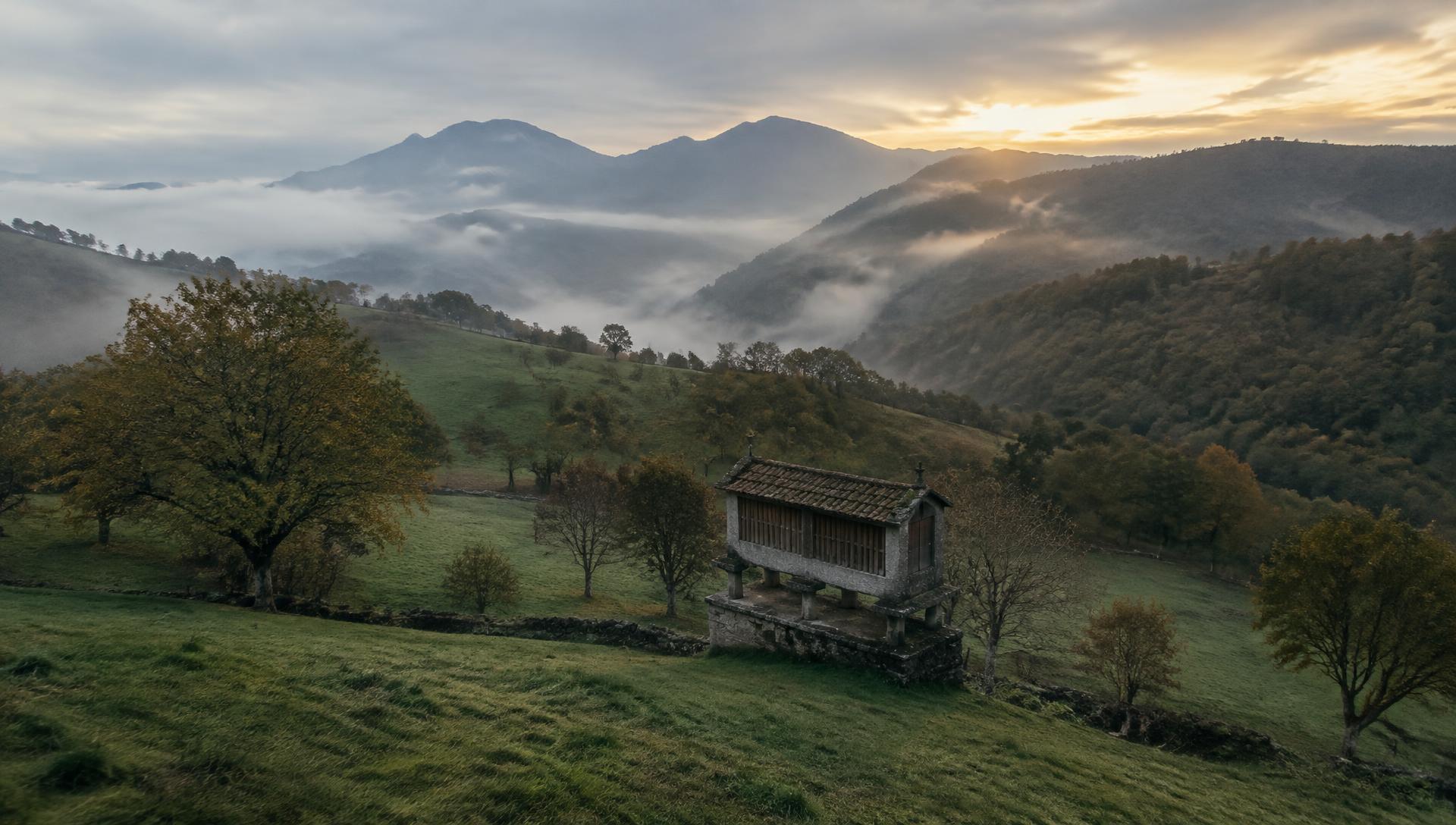Paisaje rural asturiano al amanecer